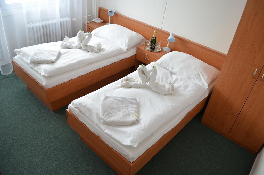 Hotel Arnost Garni ปาร์ดูบิตเซ ห้อง รูปภาพ
