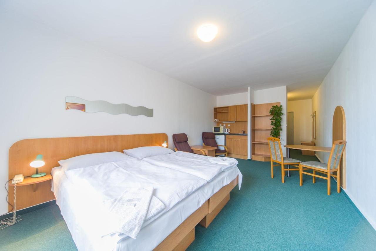 Hotel Arnost Garni ปาร์ดูบิตเซ ภายนอก รูปภาพ