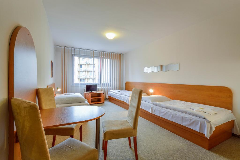 Hotel Arnost Garni ปาร์ดูบิตเซ ภายนอก รูปภาพ