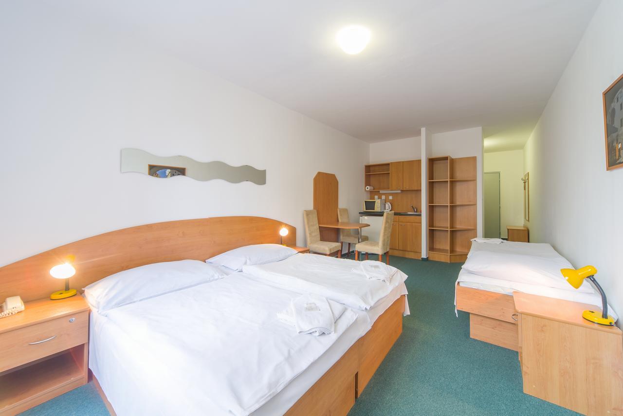 Hotel Arnost Garni ปาร์ดูบิตเซ ภายนอก รูปภาพ