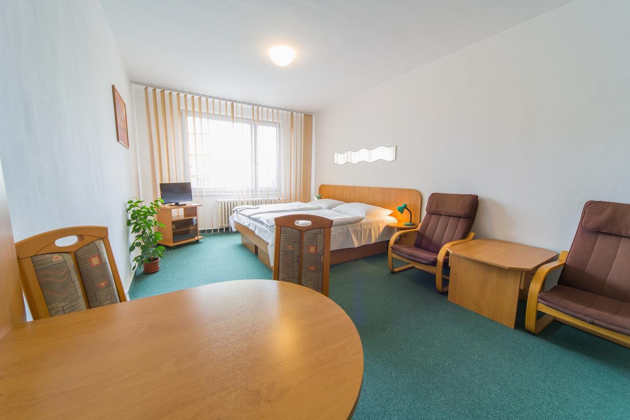 Hotel Arnost Garni ปาร์ดูบิตเซ ภายนอก รูปภาพ