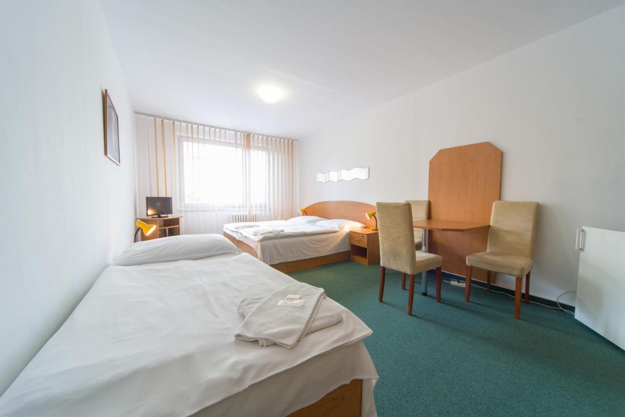 Hotel Arnost Garni ปาร์ดูบิตเซ ภายนอก รูปภาพ