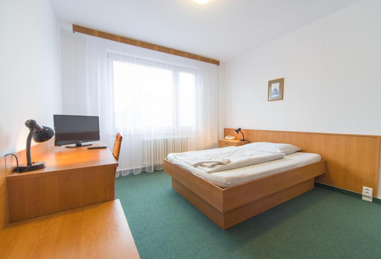Hotel Arnost Garni ปาร์ดูบิตเซ ภายนอก รูปภาพ