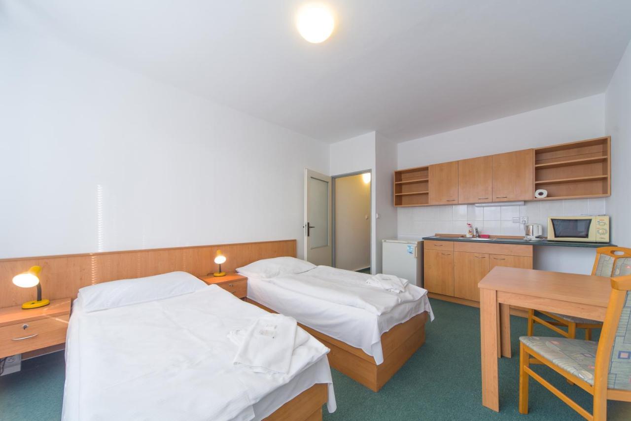 Hotel Arnost Garni ปาร์ดูบิตเซ ภายนอก รูปภาพ